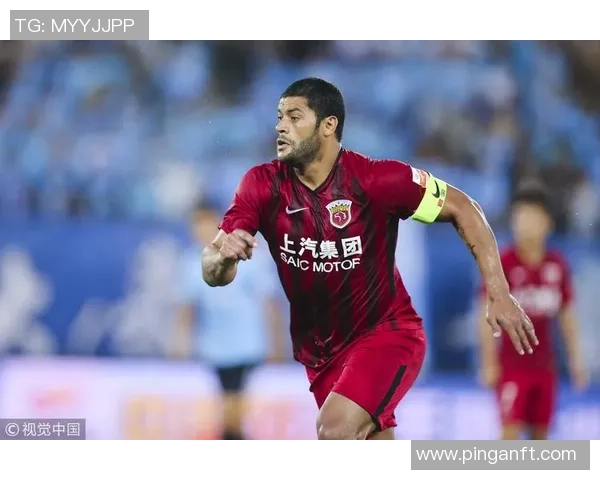 《聚焦足球写真:球星风采与赛场背后的真实故事》 《聚焦足球写真:球星风采与赛场背后的真实故事》